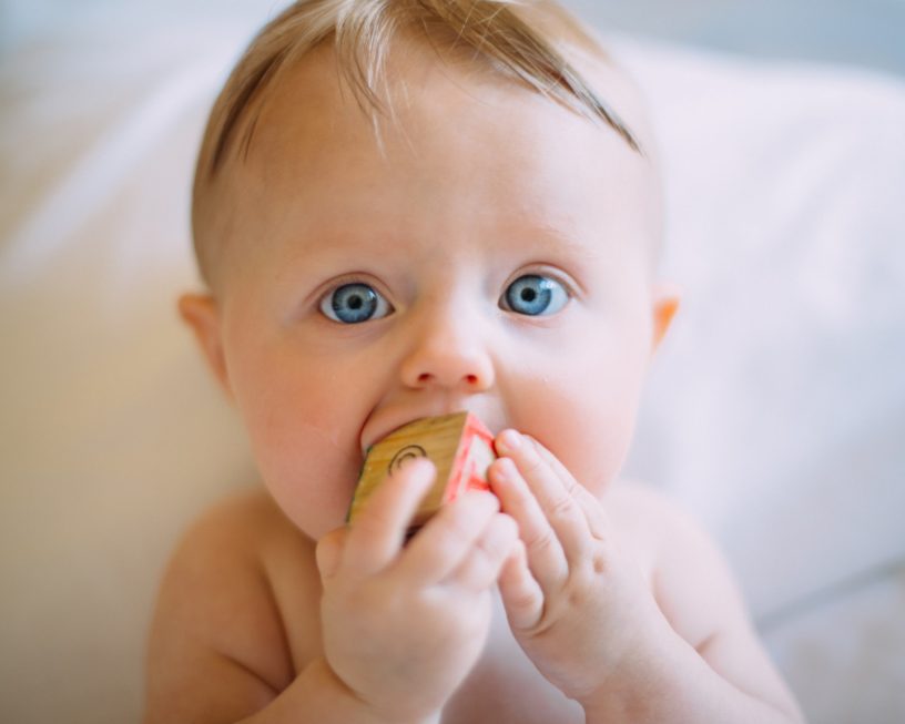 Wie fördere ich mein Baby in der Ent­wicklung von Motorik und Intelligenz