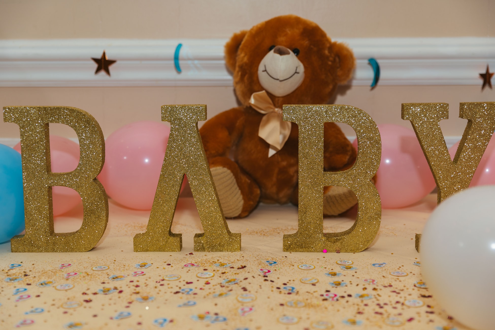 Babyparty-Deko mit goldenen Buchstaben, Teddybär und Luftballons