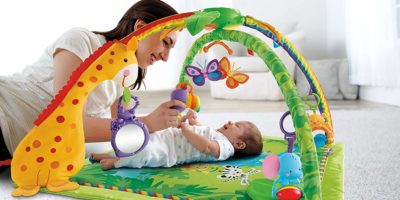 Die besten Erlebnisdecken für Babys: Krabbeldecke mit Spielbogen