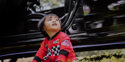 Ab wann dürfen Kinder im Auto vorne sitzen? Regelungen nach StVO