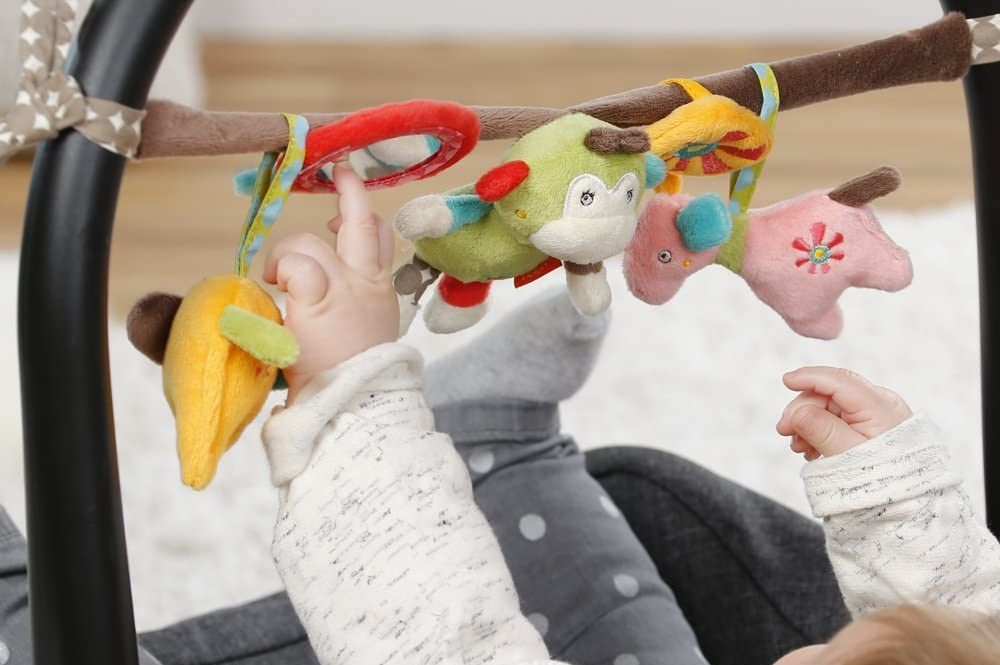 Bunte Kinderwagenkette mit Stofftieren spannt sich über dem Kinderwagen