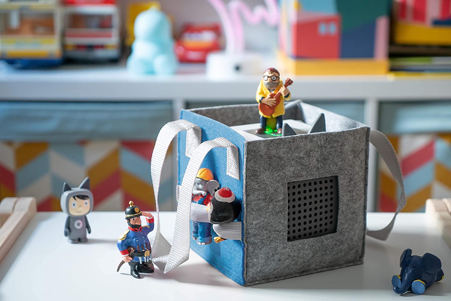 Toniebox mit Spielfiguren auf einem Tisch im Kinderzimmer