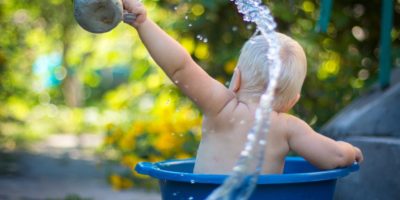 Wasser für Babys: Ab wann dürfen Babys Wasser trinken