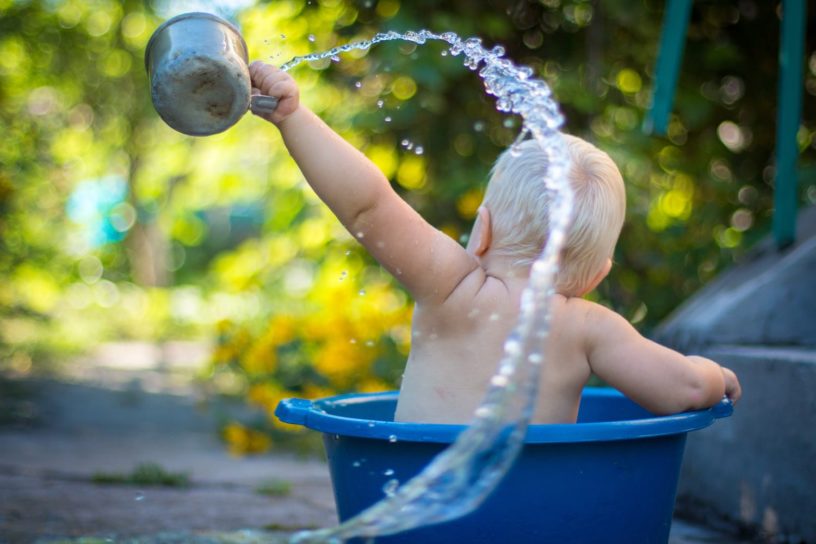 Wasser für Babys: Ab wann dürfen Babys Wasser trinken